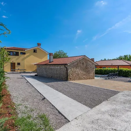 Biba, A Seaside Hideaway With A Pool Ubasico