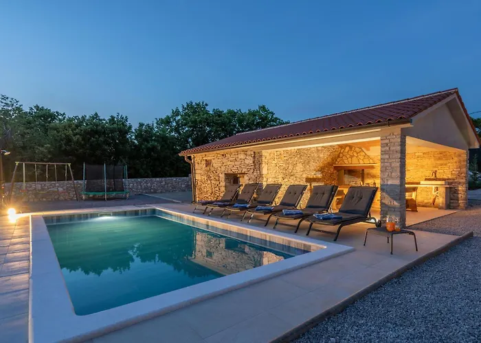 Dom wakacyjny Biba, A Seaside Hideaway With A Pool