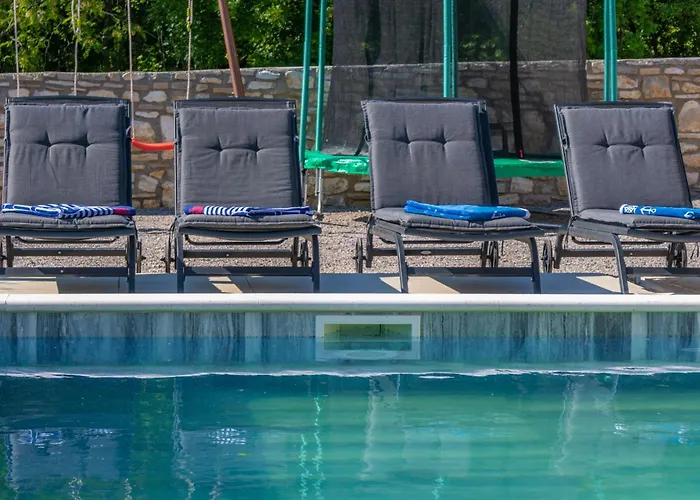Dom wakacyjny Biba, A Seaside Hideaway With A Pool
