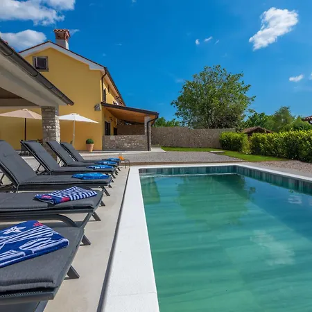 Biba, A Seaside Hideaway With A Pool Vikendica