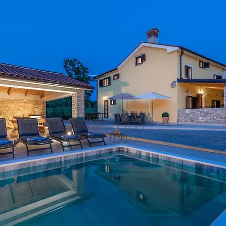 Biba, A Seaside Hideaway With A Pool Vikendica