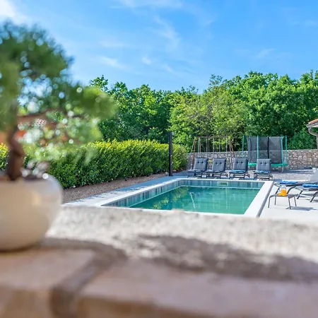 Biba, A Seaside Hideaway With A Pool Vikendica