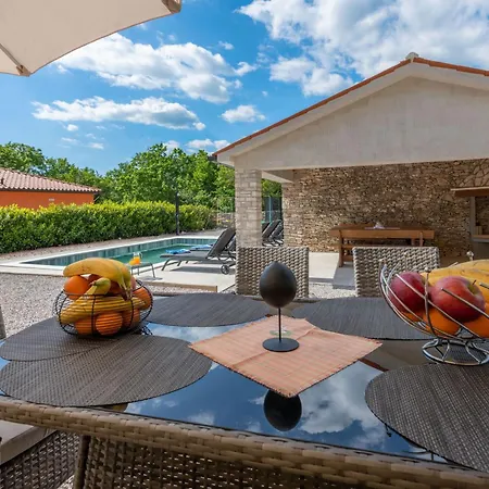 בית נופש Biba, A Seaside Hideaway With A Pool Ubasico