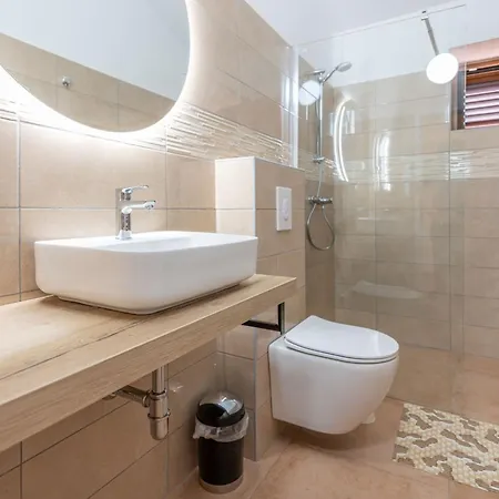 Biba, A Seaside Hideaway With A Pool Vikendica Ubasico
