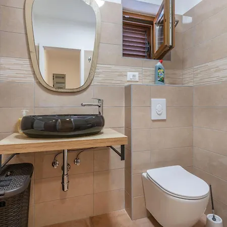 Biba, A Seaside Hideaway With A Pool Vikendica