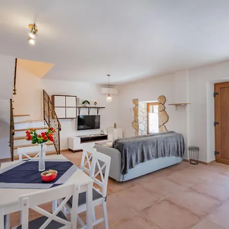 Biba, A Seaside Hideaway With A Pool Vikendica